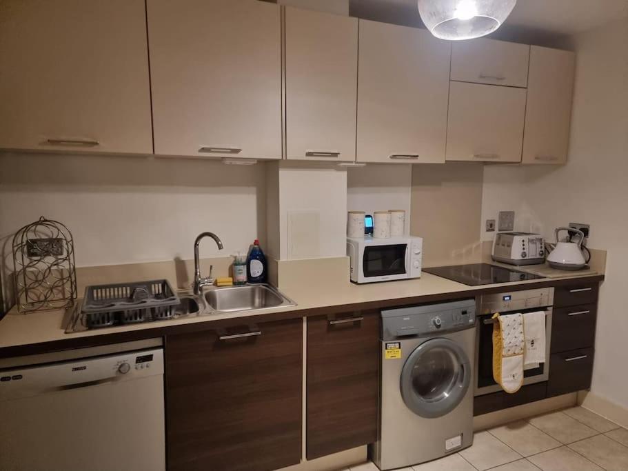 Appartement Premium Offers L Last-minute L Remigro Short Lets L 1 Bed Flat L Royal Docks L Airport & Excel L 2 Bed St Albans L Family Friendly L Near Bus Stop L Centre L Book Today With Remigro Londen